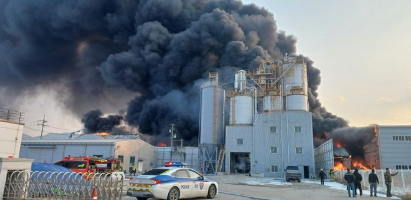 12일 충북 보은군 삼승면 보은일반산업단지 내 한 화학물질 제조공장에서 불이나 검은 연기가 치솟고 있다. /사진= 보은군