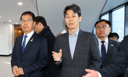 신정훈 국회 행정안전위원회 위원장과 윤건영 더불어민주당 간사 등 참석 의원들이 지난달 12일 오전 경기 과천 중앙선거관리위원회를 찾아 계엄군의 선관위 침탈 관련 상황에 대한 현장점검을 하기 서버실로 들어서고 있다. /사진=뉴시스