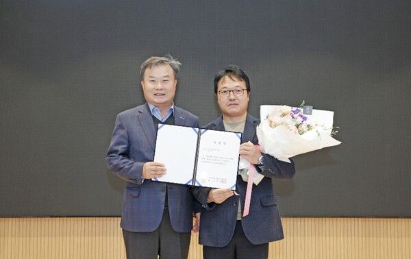 에코프로 이동채 창업주(왼쪽)와 에코프로비엠 설비기술팀 소속 배문순 명인이 기념사진을 촬영하고 있다.