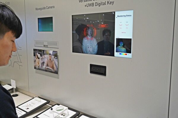 LG이노텍 직원이&nbsp;CES 2025에서 처음 공개한 차량용 ‘고성능 인캐빈카메라 모듈’의 졸음운전 모니터링 기능을 직접 시연해 보이고 있다. /LG이노텍 제공