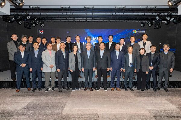 KT 김영섭 대표(첫 줄 좌측 여섯 번째)와 한국마이크로소프트 조원우 대표(첫 줄 좌측 일곱 번째)를 비롯한 양 사 관계자들이 기념 사진 촬영을 하고 있다. /KT 제공