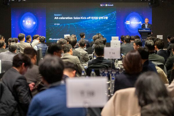 KT-MS 워크숍에서&nbsp;KT 김영섭 대표가 인사말과 함께 당부 사항을 전하고 있다. /KT 제공