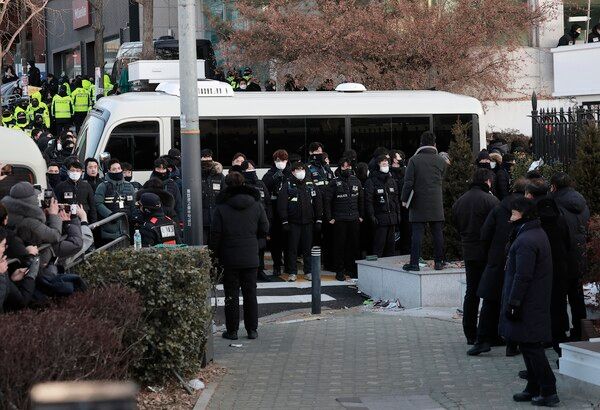 고위공직자범죄수사처(공수처)와 경찰이 15일 윤석열 대통령에 대한 2차 체포영장 집행에 나선 가운데 서울 용산구 한남동 관저에서 미니버스 한 대가 나오고 있다.
