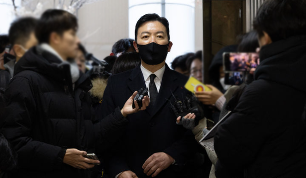 김성훈 대통령경호처 차장이 17일 서울 서대문구 경찰청 국가수사본부 특별수사단(특수단)에 출석하며 취재진 질문에 답변하고 있다. 김 차장은 고위공직자범죄수사처와 경찰의 윤석열 대통령 체포영장 집행 시도를 저지한 혐의를 받고 있다. / 출처-뉴시스