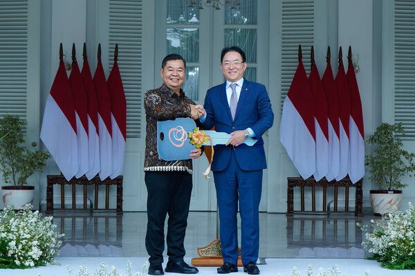 (사진 왼쪽부터)&nbsp;뜨구 스티야부디(Teguh Setyabudi)&nbsp;인도네시아 자카르타 주지사와 홍정표 한화생명 커뮤니케이션실 부사장이&nbsp;16일(현지시간)&nbsp;인도네시아 자카르타&nbsp;주정부 청사에서 열린&nbsp;‘찾아가는 패밀리센터 이양식’&nbsp;기념촬영을 하고 있다. /한화생명 제공