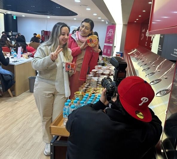 농심 코리아그랜드세일 외국인관광객 안양공장 견학 사진 /농심 제공