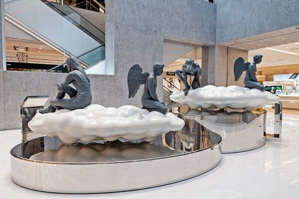 더현대 대구 1층 더스퀘어에 5월 31일까지 전시하는 세계적인 예술가 듀오 '루시+호르헤 오르타'의 대표작 '구름의 메테오로스Ⅱ' 전경 사진. /현대백화점 제공