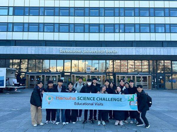한화사이언스챌린지 수상자들이 베를린 공대 앞에서 사진을 찍고 있다.