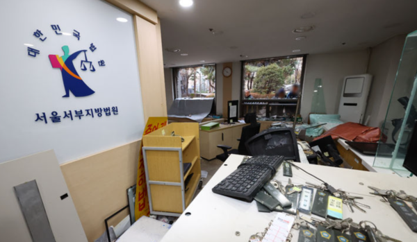 19일 오후 서울 마포구 서울서부지방법원의 시설들이 윤석열 대통령 지지자들의 난입으로 파손돼 있다. /사진=뉴시스