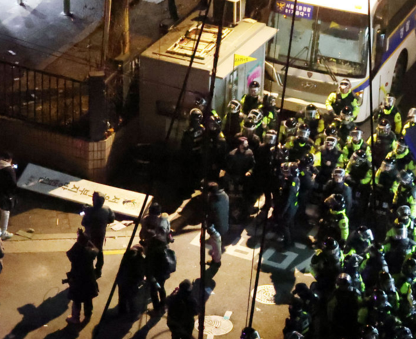 윤석열 대통령의 구속영장이 발부된 19일 서울 마포구 서울서부지방법원에서 경찰과 윤 대통령 지지자들이 대치하고 있다.&nbsp;