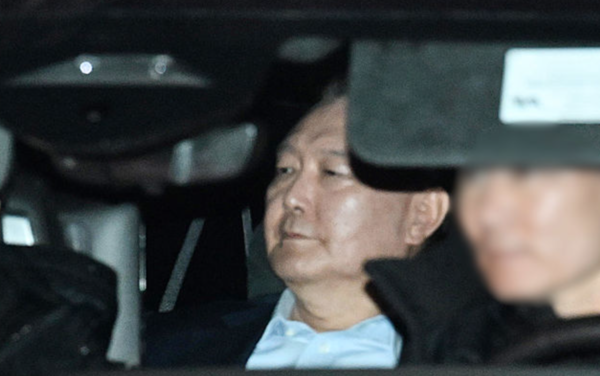 윤석열 대통령이 15일 경기도 정부과천청사 고위공직자범죄수사처(공수처)에서 조사를 마친 뒤 서울구치소로 향하고 있다. /사진=뉴시스