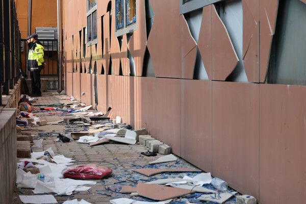 19일 윤석열 대통령 지지자들의 폭력 사태가 벌어진 서울 마포구 서울서부지방법원의 외벽과 유리창이 파손돼 있다. /사진=뉴시스