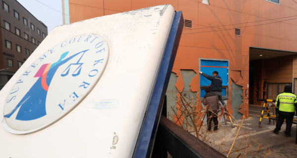 20일 오전 서울 마포구 서울서부지방법원에서 공사 관계자들이 파손된 외벽 및 창문 보수작업을 하고 있다. /사진=뉴시스