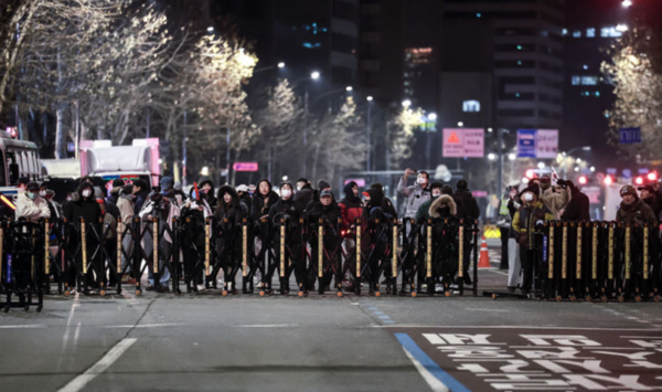 윤석열 대통령의 구속영장이 발부된 19일 서울 마포구 서울서부지방법원에 윤 석열 대통령 지지자들이 모여있다. /사진=뉴시스
