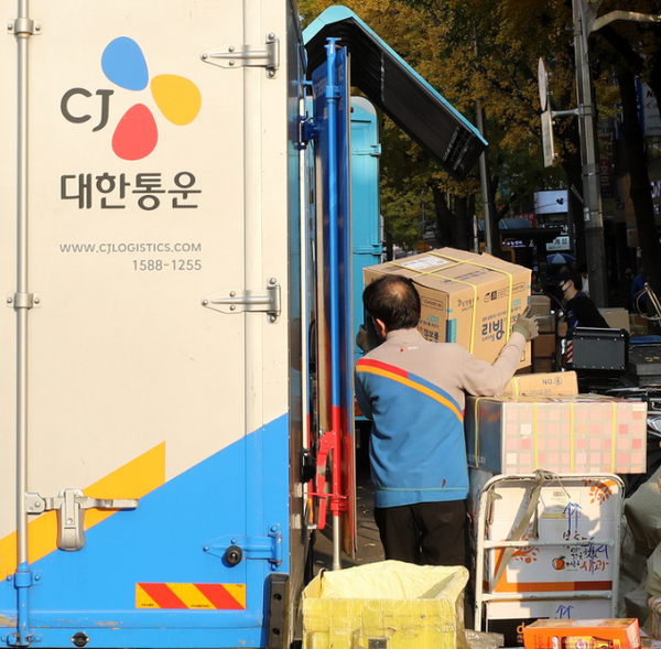CJ대한통운 택배기사가 택배를 옮기고 있다 /뉴시스 (포인트경제)