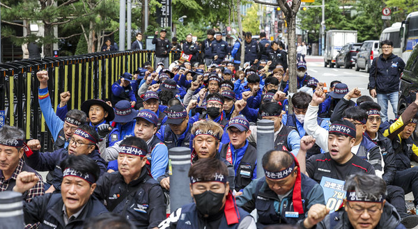 주 7일 배송제 반대 공공운수노조, 화물연대본부 택배지부 결의대회에서 참석자들이 구호를 외치고 있다 /뉴시스