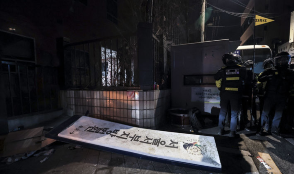 윤석열 대통령의 구속영장이 발부된 19일 서울 마포구 서울서부지방법원의 현판이 윤 대통령 지지자들에 의해 파손되어 있다. /사진=뉴시스