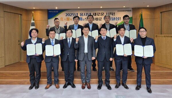 NH농협캐피탈&nbsp;집행간부 및 본부장들이 경영협약 체결&nbsp;이후 기념촬영을 하고 있다. /NH농협캐피탈 제공