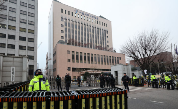 20일 오전 서울 마포구 서울서부지방법원 출입구 및 법원 앞 보행자 통행도로가 직원 및 관계자 이외에는 출입이 통제되고 있다. /사진=뉴시스