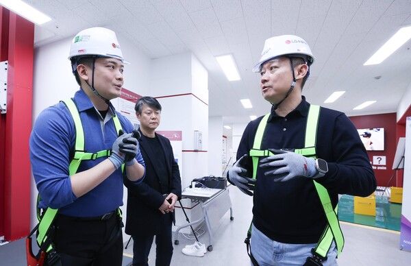 LG유플러스 홍범식 사장이 올해 들어 첫 현장 경영으로 대전 유성구에 위치한 LG유플러스 ‘대전 R&D 센터’를 직접 방문해 현장을 살피고 임직원과 대화하는 시간을 가졌다.&nbsp;LG유플러스 홈범식 사장(맨 오른쪽)이 안전 체험관에서 안전 보호장구를 직접 착용하면서 교육 프로그램에 대한 설명을 듣고 있다.