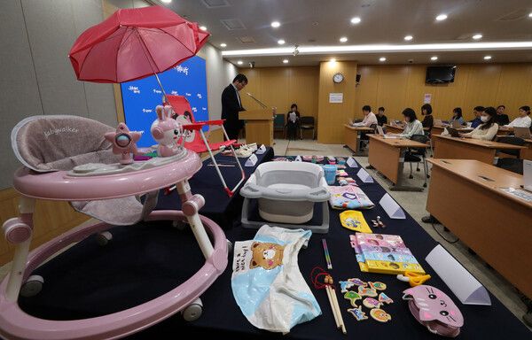 해외직구 제품 안정성 검사 결과 어린이용 제품에서 유해물질 다량 검출. 지난해&nbsp;서울시청 브리핑룸에서 해외 온라인 쇼핑 플랫폼 판매 제품 안전성 검사 결과 브리핑 장면 /사진=뉴시스