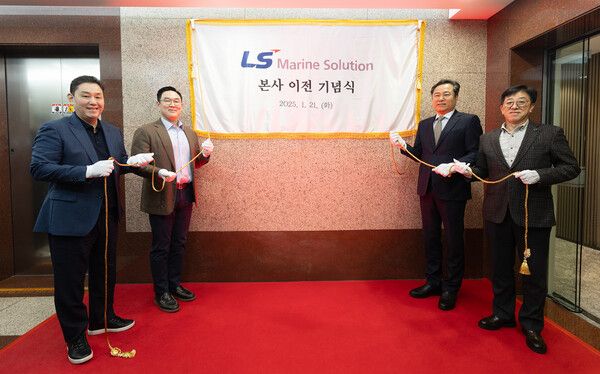 구본규&nbsp;LS전선/LS마린솔루션 대표(왼쪽 두 번째부터)와 김병옥&nbsp;LS마린솔루션 대표,&nbsp;김형원&nbsp;LS전선 에너지/시공사업본부장(맨 오른쪽),&nbsp;이상호&nbsp;LS에코에너지 대표(맨 왼쪽) /LS전선 제공