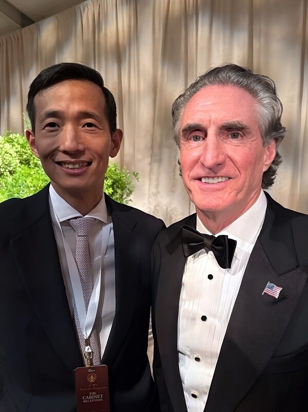 한화그룹 김동관 부회장이 20일(현지시간) 미국 워싱턴DC에서 열린 트럼프 대통령 취임식과 캔들라이트 만찬, 스타라이트 무도회 등에 참석해 트럼프 정부 주요 각료를 비롯한 정·재계 인사들과 두루 소통하며 글로벌 네트워크를 다졌다. (사진 우측)더그 버검 美 내무부장관 지명자.