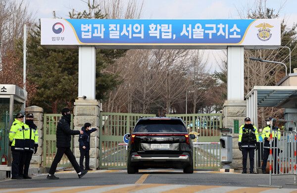 윤석열 대통령이 헌정사 첫 현직 대통령 신분으로 구속된 19일 오후 경기 의왕시 서울구치소로 카니발 차량이 들어가고 있다. /사진=뉴시스