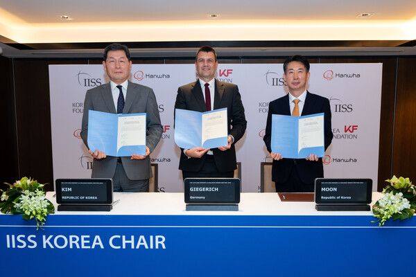 싱가포르&nbsp;샹그릴라호텔에서&nbsp;진행된&nbsp;‘코리아&nbsp;체어(Korea&nbsp;Chair∙한국&nbsp;연구&nbsp;석좌직)’&nbsp;신설&nbsp;서명식에서&nbsp;참석자들이&nbsp;기념사진을&nbsp;촬영하고&nbsp;있다.&nbsp;(왼쪽부터)&nbsp;한국국제교류재단(KF)&nbsp;김기환&nbsp;이사장,&nbsp;국제전략문제연구소(IISS)&nbsp;기거리히&nbsp;소장,&nbsp;한화에어로스페이스&nbsp;문지훈&nbsp;부사장.