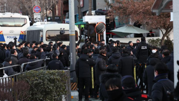 경찰이 3일 오전 서울 용산구 윤석열 대통령 관저 앞에서 체포영장 집행을 하기 위해 관저로 향하고 있다. /사진=뉴시스