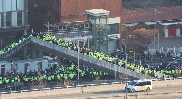 고위공직자범죄수사처(공수처)가 윤석열 대통령 체포영장 집행을 시도한 3일 오전 서울 용산구 관저 인근에 경찰이 배치돼 있다.