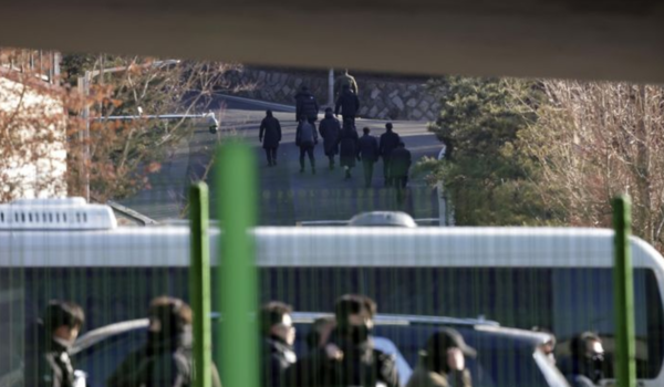 고위공직자범죄수사처(공수처)가 윤석열 대통령 체포영장 집행을 시도한 3일 서울 용산구 관저에서 관계자들이 이동하고 있다. /사진=뉴시스