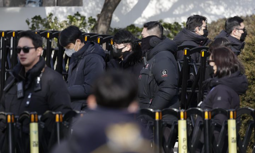 고위공직자범죄수사처(공수처)가 윤석열 대통령 체포영장 집행을 중지한 3일 오후 공수처 관계자들과 경찰이 서울 용산구 대통령 관저에서 철수하고 있다. /사진=뉴시스