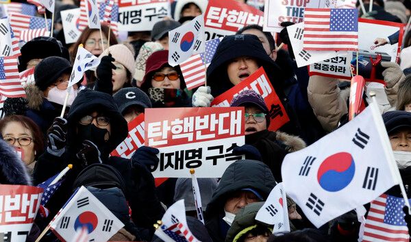 고위공직자범죄수사처(공수처)가 윤석열 대통령 체포영장 집행을 시도한 3일 서울 용산구 관저 앞에서 윤 대통령 지지자들이 체포영장 집행에 반대하는 집회를 열고 구호를 외치고 있다.&nbsp;