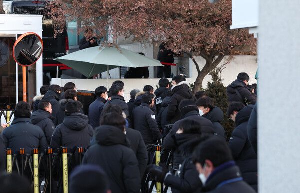 경찰과 공수처 수사관들이 3일 오전 서울 용산구 윤석열 대통령 관저 앞에서 체포영장 집행을 하기 위해 관저로 향하고 있다.