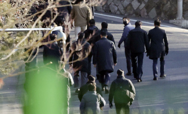 고위공직자범죄수사처(공수처)가 윤석열 대통령 체포영장 집행을 시도한 3일 공수처 관계자들이 서울 용산구 대통령 관저로 들어가고 있다. /사진=뉴시스