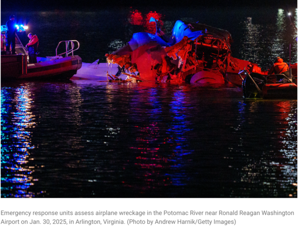 지난 30일 버지니아주 알링턴의 로널드 레이건 워싱턴 공항 근처 포토맥 강에서 비상 대응 부대가 비행기 잔해를 수색하고 있다.&nbsp;/nbcwashington 갈무리