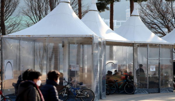 대구 수성구에 설치된 한파대비 바람막이 쉼터에서 추위 피하는 시민들 /사진=뉴시스