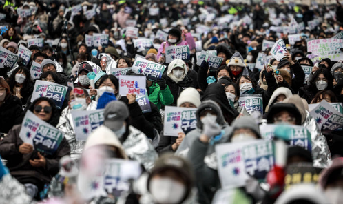 5일 서울 용산구 대통령 관저 인근에서 열린 내란수괴 윤석열 체포 구속 긴급행동 집회에서 참가자들이 구호를 외치고 있다. /사진=뉴시스