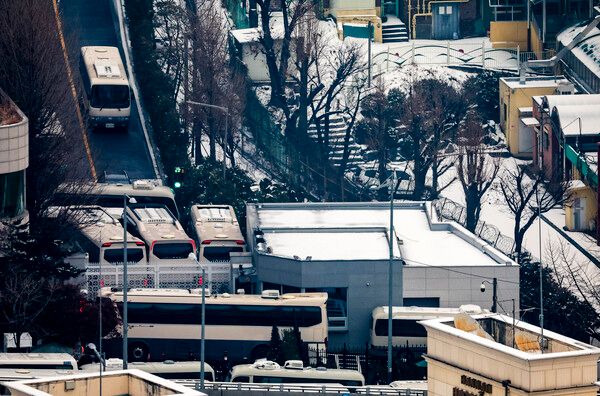5일 버스로 겹겹이 막아놓은&nbsp;윤석열 대통령 관저 모습 /사진=뉴시스