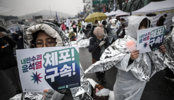 6일 서울 용산구 대통령 관저 인근에서 열린 윤석열 즉각 체포구속 기자회견에서 참가자들이 피켓을 들고 있다. /사진=뉴시스