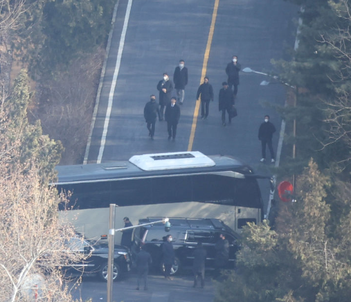 공수처의 윤석열 대통령에 대한 체포영장 집행이 중지된 3일 오후 서울 용산구 한남동 대통령 관저에서 관계자들이 철수하고 있다. /사진=뉴시스