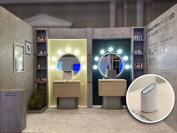 아모레퍼시픽 CES 2025 협업 부스 전경 이미지와 메이크온 '스킨 라이트 테라피 3S'(우측 하단 원)