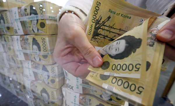 서울 중구 하나은행 위변조대응센터에서 직원이 5만원권 지폐를 검수하고 있다. 2023.01.17 / 출처=뉴시스