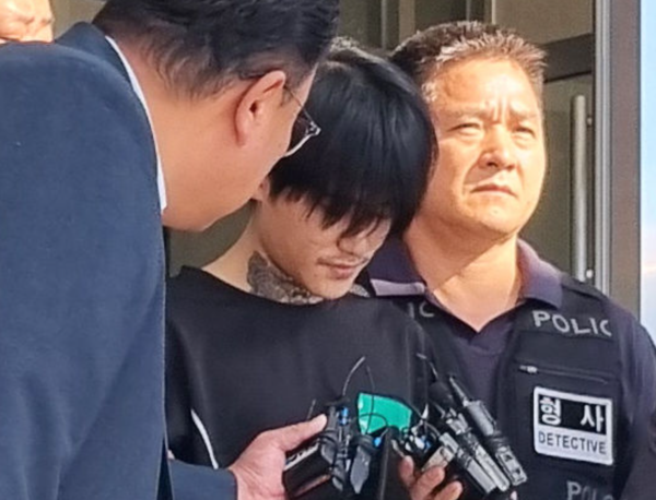 순천 도심 길거리에서 10대 소녀를 흉기로 살해한 박대성(30)씨가 4일 오전 순천경찰서에서 검찰로 송치되고 있다. /사진=뉴시스