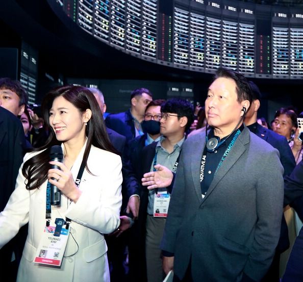 최태원 SK 회장이 8일(현지시간) 미국 라스베이거스 컨벤션센터에서 진행되고 있는 'CES 2025' 현장을 방문해 SK 전시관을 둘러보고 있다.&nbsp;/SK수펙스추구협의회 제공