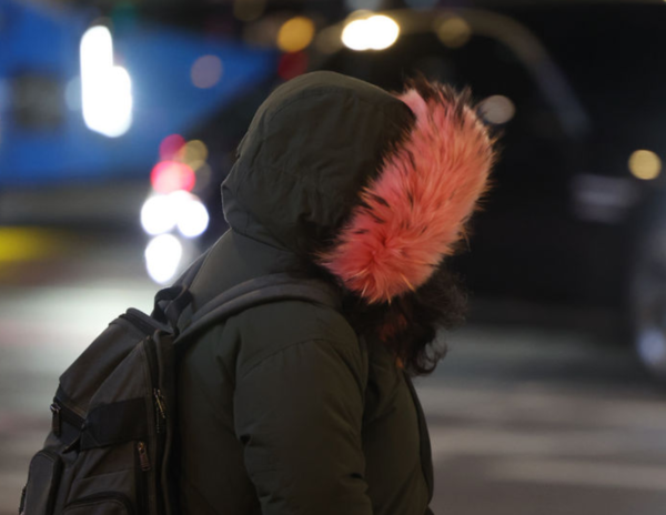 지난 8일 오후 서울 중구 광화문사거리에서 시민이 추위를 피해 모자를 쓰고 이동하고 있다. 기상청은 오는 9일 서울 아침 최저 기온이 영하 12도까지 떨어질것으로 예보했다. /사진=뉴시스