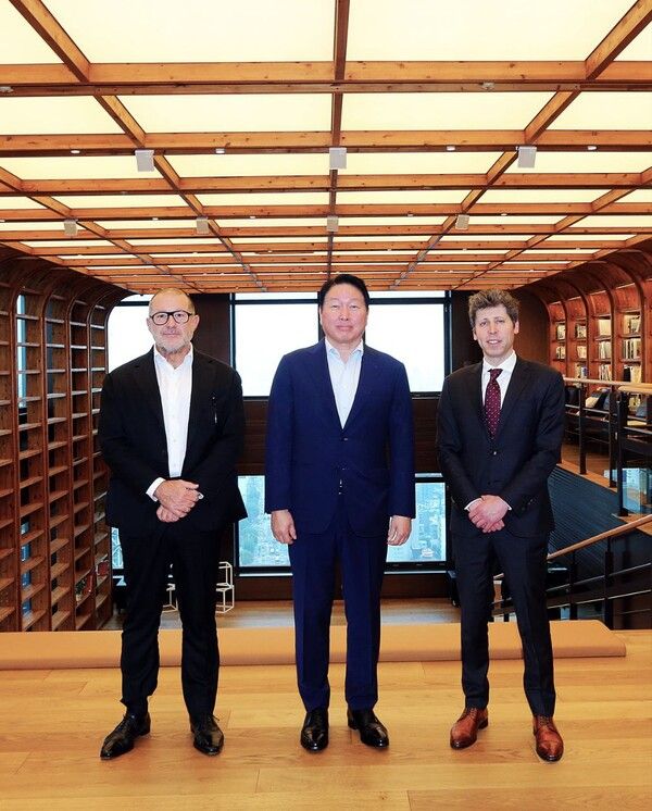 최태원&nbsp;SK&nbsp;그룹&nbsp;회장(가운데)과&nbsp;샘&nbsp;올트먼&nbsp;OpenAI&nbsp;CEO(오른쪽),&nbsp;조나단&nbsp;아이브&nbsp;OpenAI&nbsp;크리에이티브&nbsp;헤드&nbsp;(Creative&nbsp;Head)&nbsp;(왼쪽)가&nbsp;1일&nbsp;서울&nbsp;종로구&nbsp;SK서린빌딩에서&nbsp;기념&nbsp;촬영을&nbsp;하고&nbsp;있다.