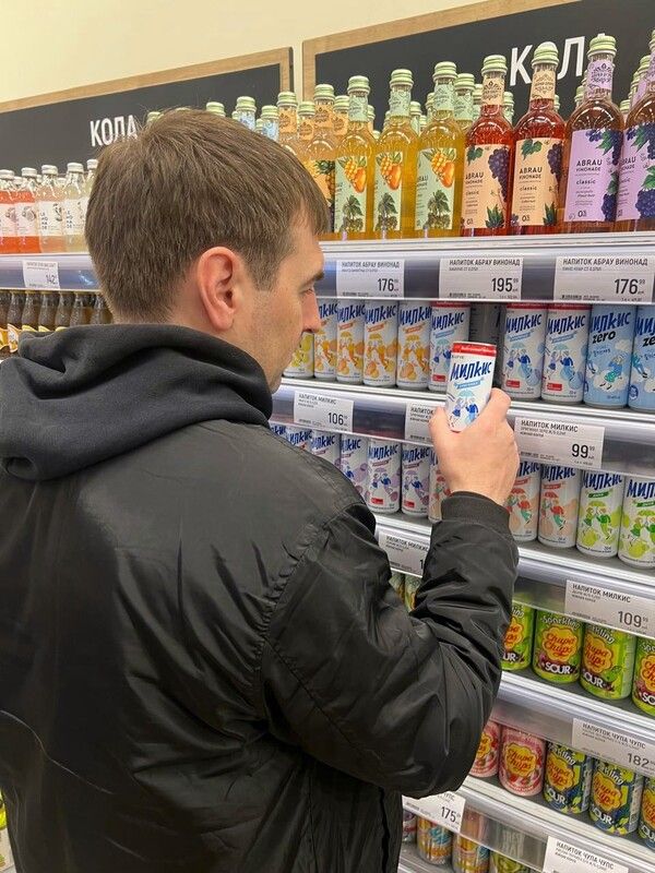 러시아 대형마트에서 소비자가 밀키스를 구매하는 모습