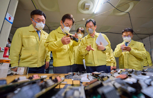 이재명 대통령이 10일 대전 국가정보자원관리원을 방문해 정부 정보시스템 복구 현황을 살피고 피해 상황을 점검하고 있다. 사진=대통령실